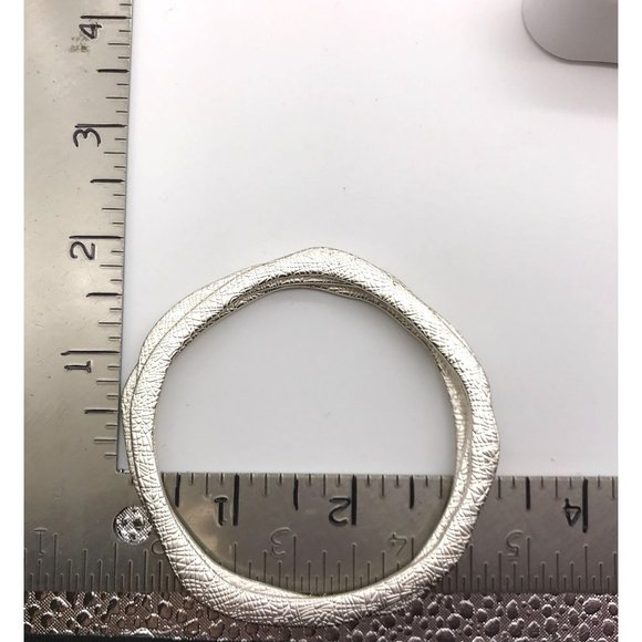 Bracelets set of 3 silver tone textured Asymmetric Bangles - Picture 3 of 3